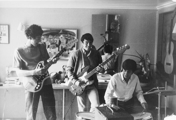 A group of men playing guitars

Description automatically generated